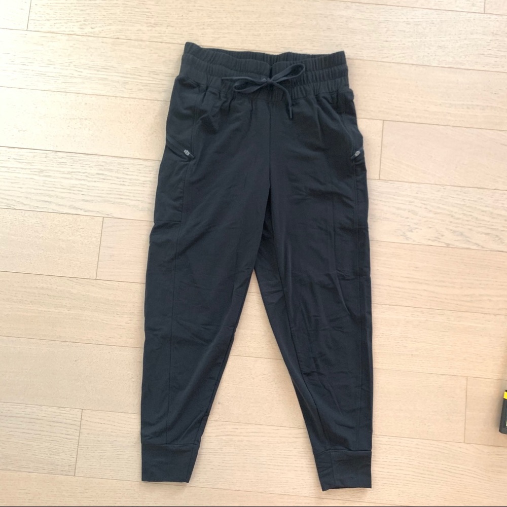 Smooth knit jogger.